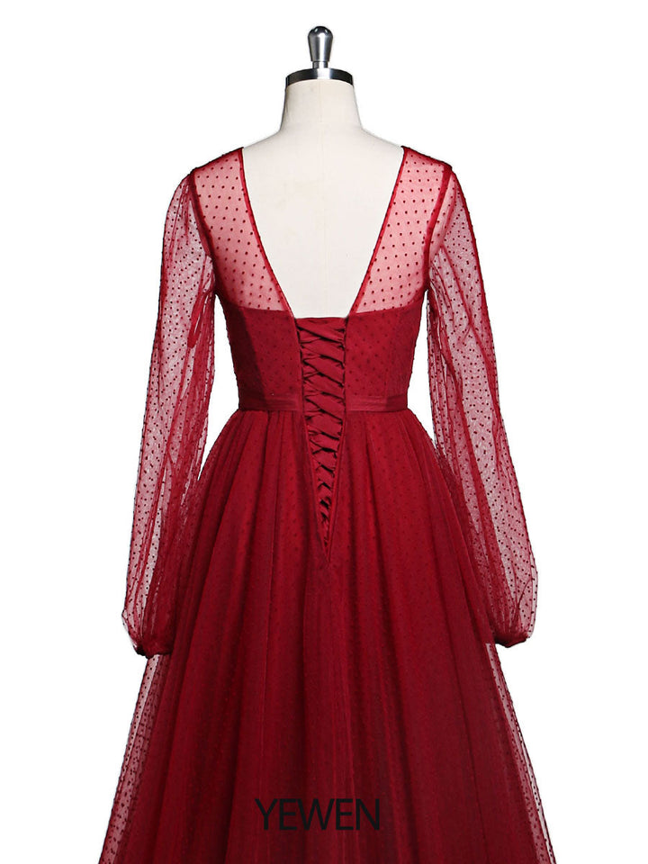 Langärmliges Ballkleid mit Rundhalsausschnitt und gepunktetem Tüll für Fotoshootings 