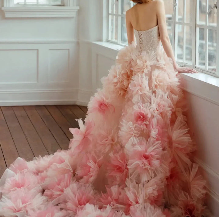 Stilvolle große handgemachte Blumen bunte bauschige Braut Brautkleid schickes Fotoshooting Kleid 