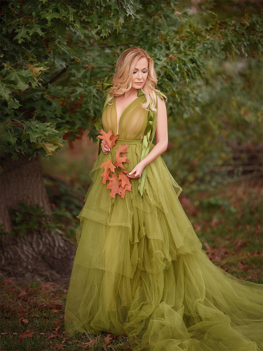 Elegantes, sexy Tüllkleid mit tiefem Ausschnitt für Fotoshootings