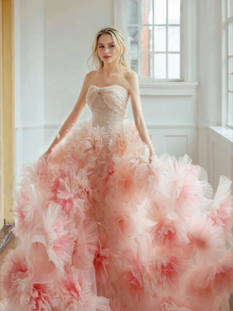 Stilvolle große handgemachte Blumen bunte bauschige Braut Brautkleid schickes Fotoshooting Kleid 