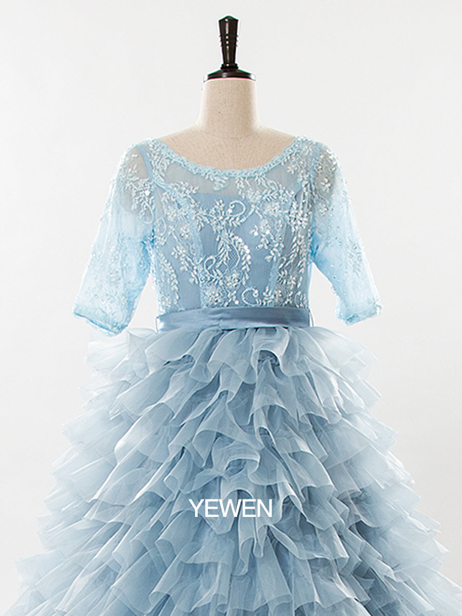 Hellblaues Umstandskleid mit Organza-Rüschen und Spitze und langen Ärmeln für Fotoshooting 