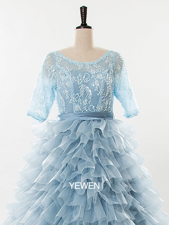 Hellblaues Umstandskleid mit Organza-Rüschen und Spitze und langen Ärmeln für Fotoshooting 