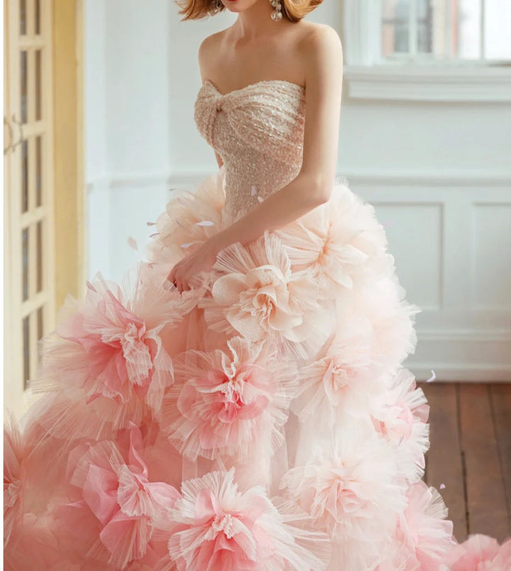 Stilvolle große handgemachte Blumen bunte bauschige Braut Brautkleid schickes Fotoshooting Kleid 