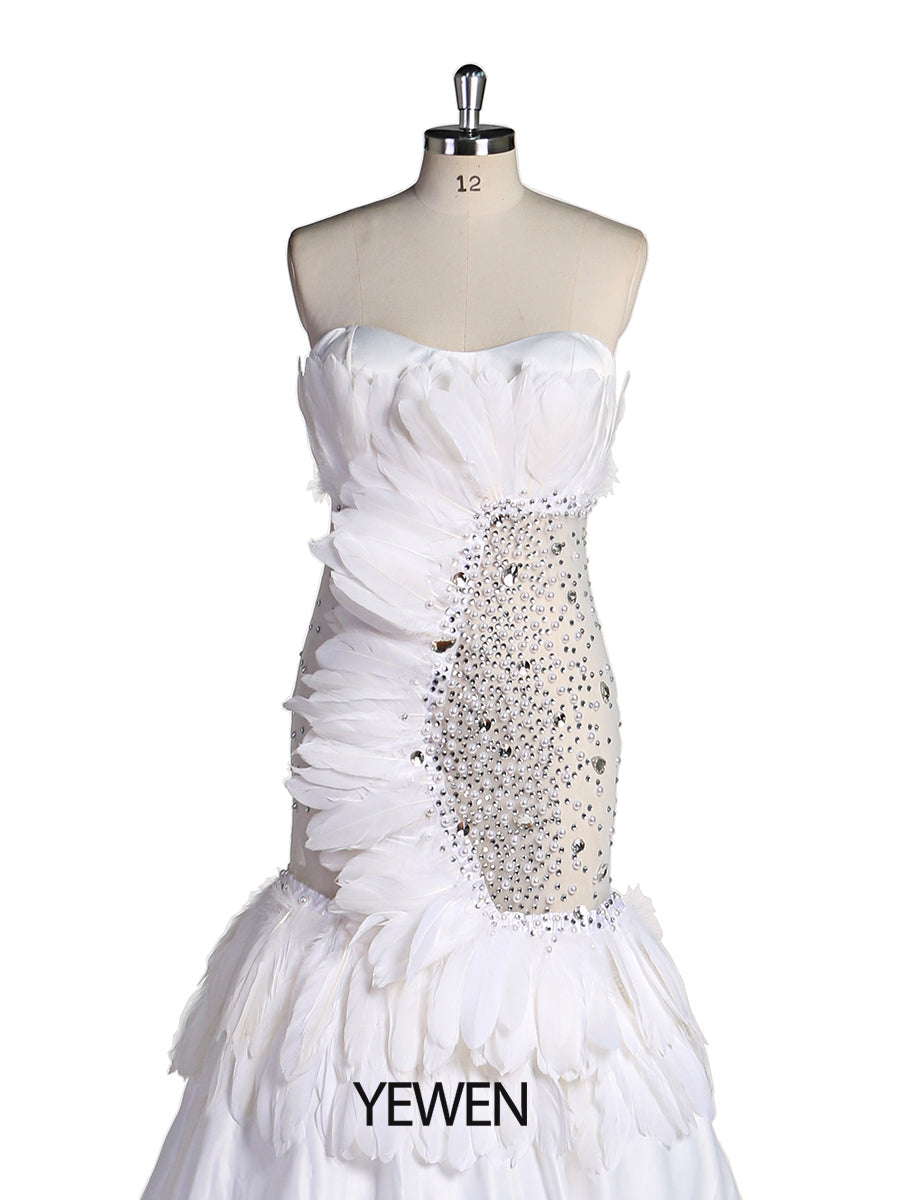 Wunderschönes Meerjungfrau-Brautkleid mit Perlenbesatz, sexy, durchsichtiges, trägerloses Umstandskleid, Fotografie-Kleid mit Federn 