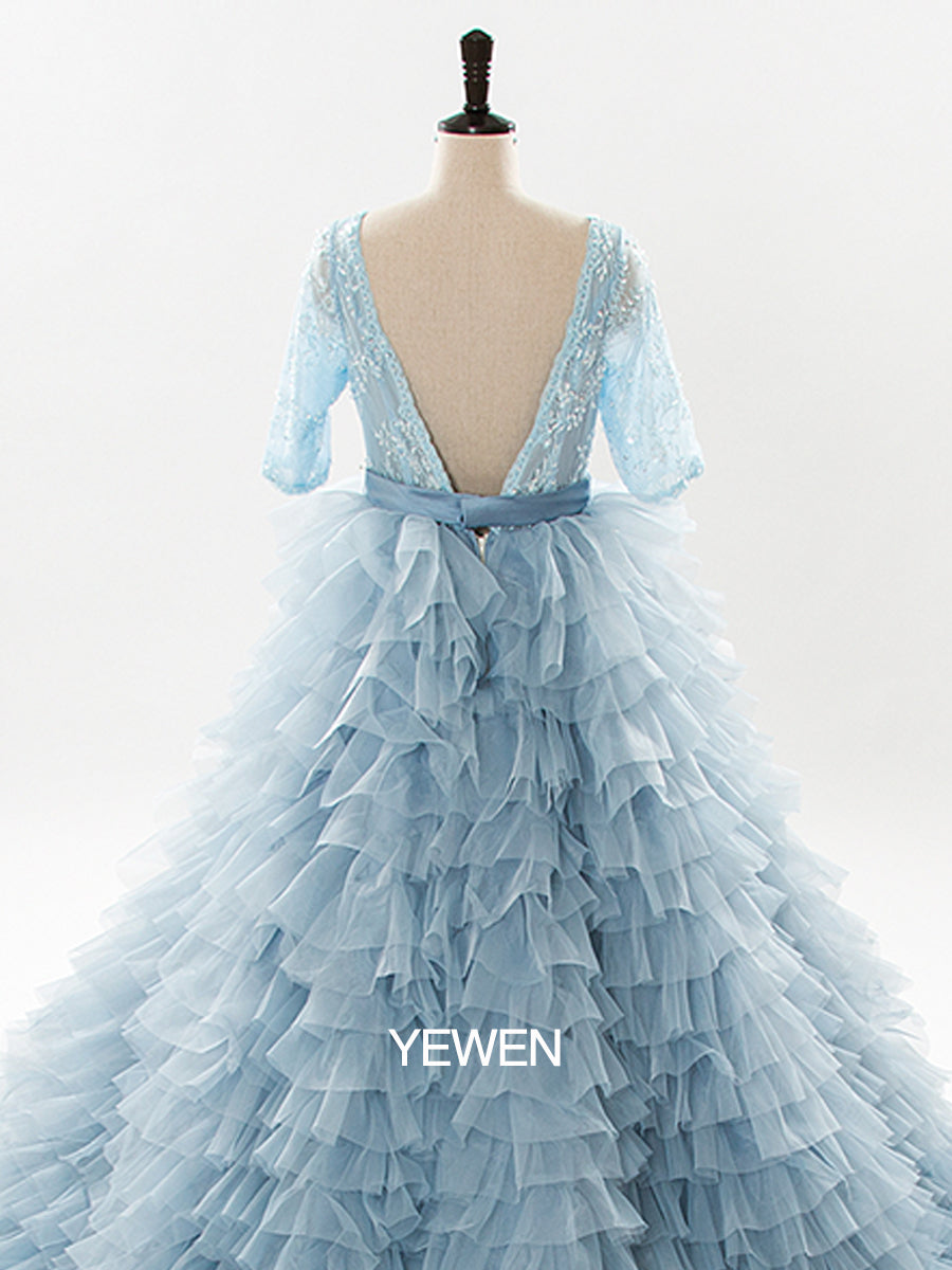 Hellblaues Umstandskleid mit Organza-Rüschen und Spitze und langen Ärmeln für Fotoshooting 
