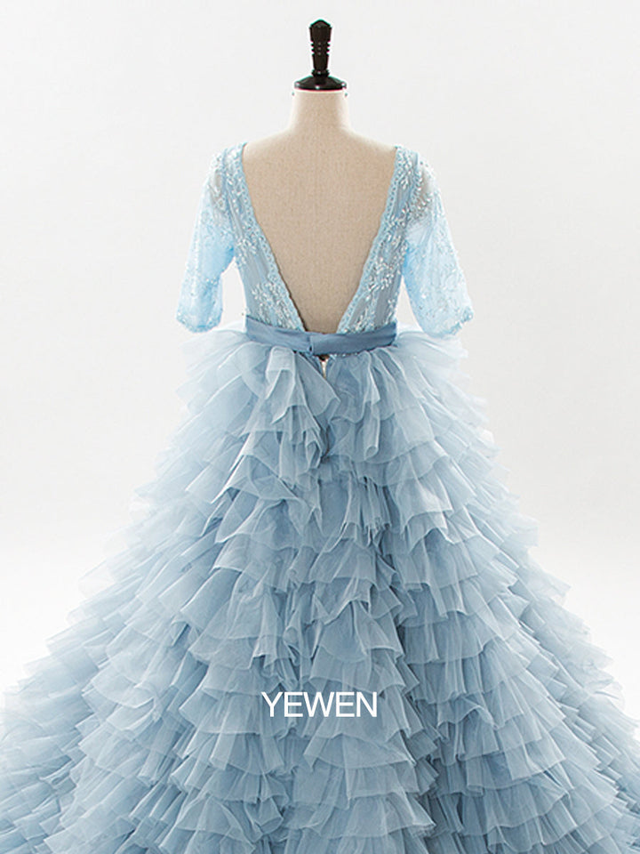 Hellblaues Umstandskleid mit Organza-Rüschen und Spitze und langen Ärmeln für Fotoshooting 