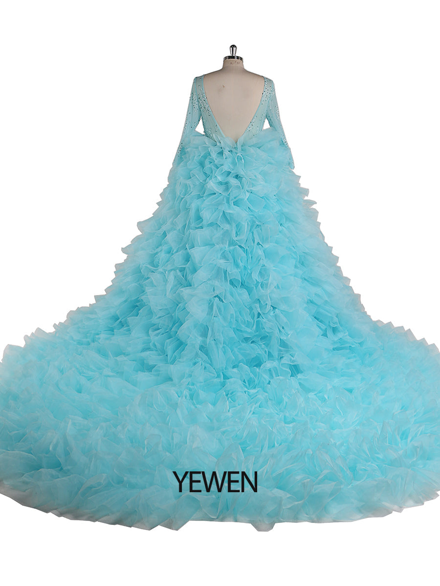 Hellblaues Umstandskleid mit Organza-Rüschen und Spitze und langen Ärmeln für Fotoshooting 