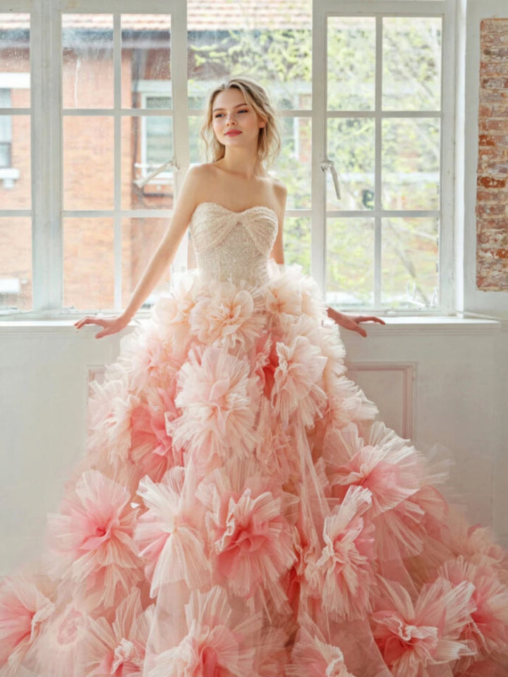 Stilvolle große handgemachte Blumen bunte bauschige Braut Brautkleid schickes Fotoshooting Kleid 