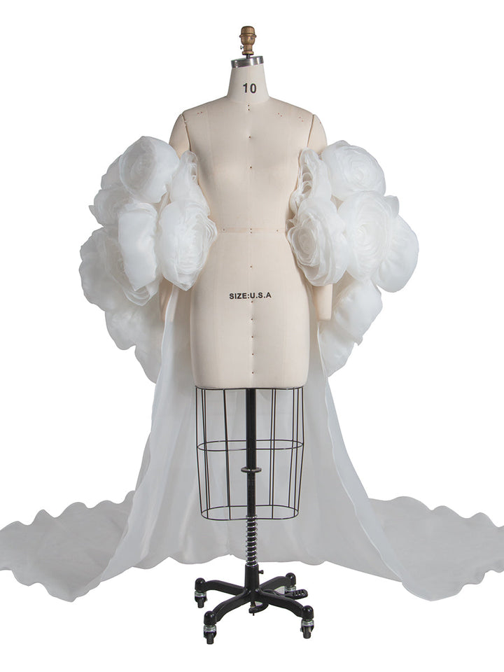 Wunderschöner handgefertigter kurzer Umhang mit 3D-Blumen und abnehmbarer Schleppe, eleganter Hochzeitsüberzug, Brautschal YW250028