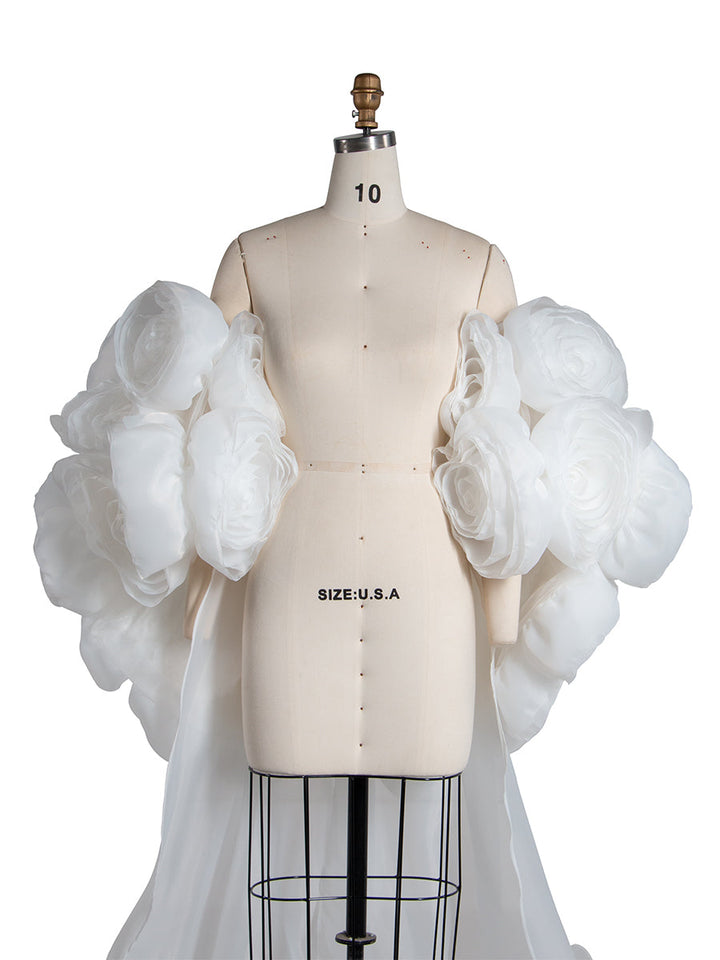 Wunderschöner handgefertigter kurzer Umhang mit 3D-Blumen und abnehmbarer Schleppe, eleganter Hochzeitsüberzug, Brautschal YW250028
