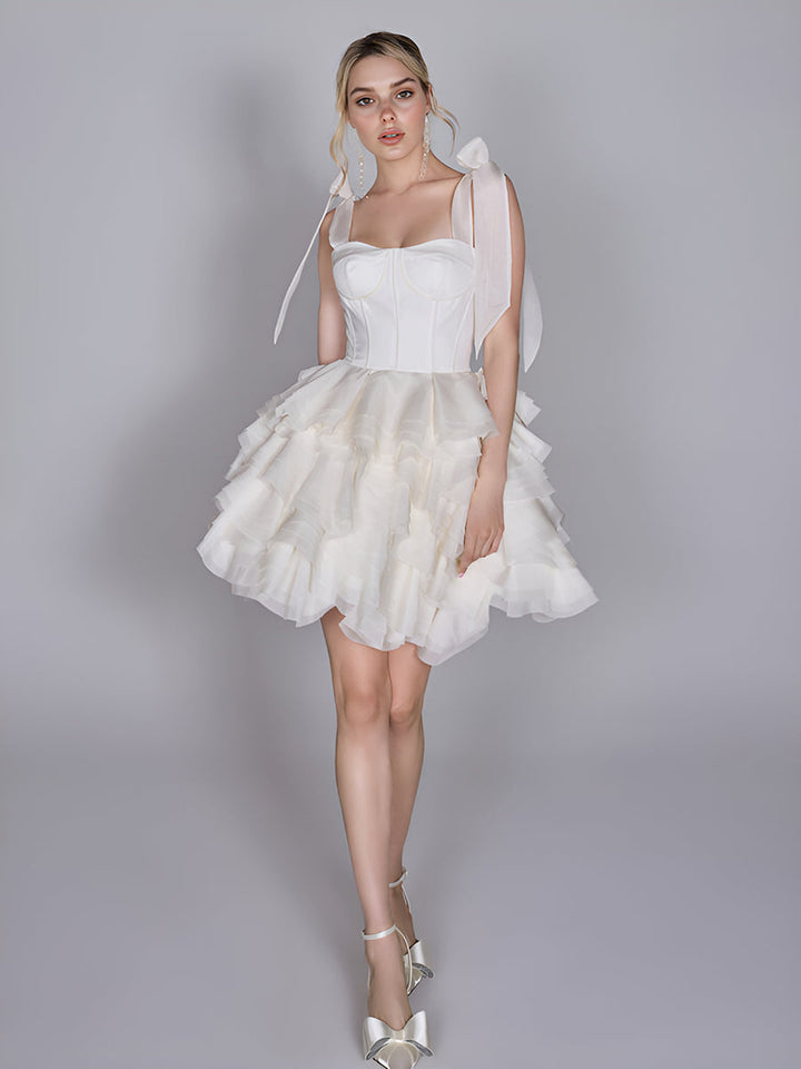 Elegantes weißes Korsett-Organza-Minikleid mit Rüschenrock und Schleifenträgern 