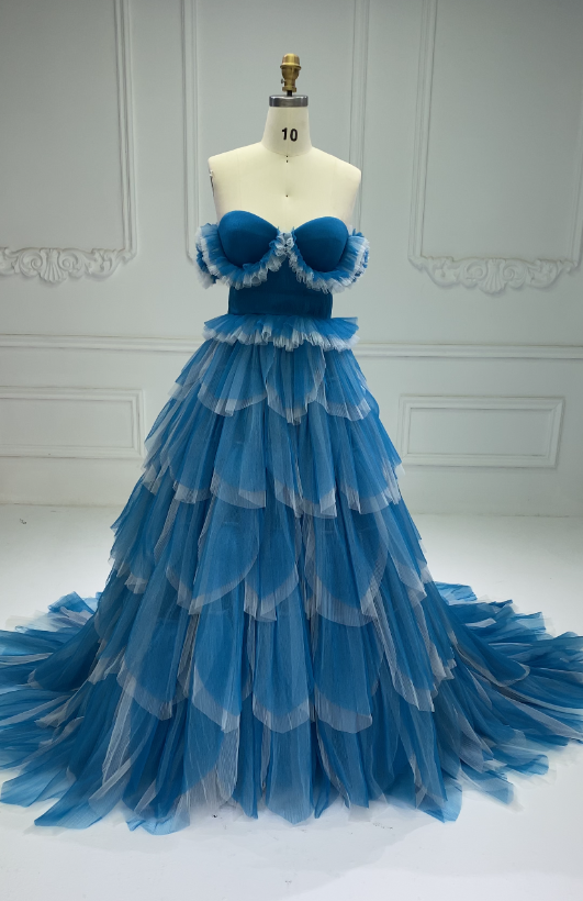 Stilvolle farbige Brautkleider 60cm Schleppe Lagen Tüllkleid für Fotoshooting YW240053 