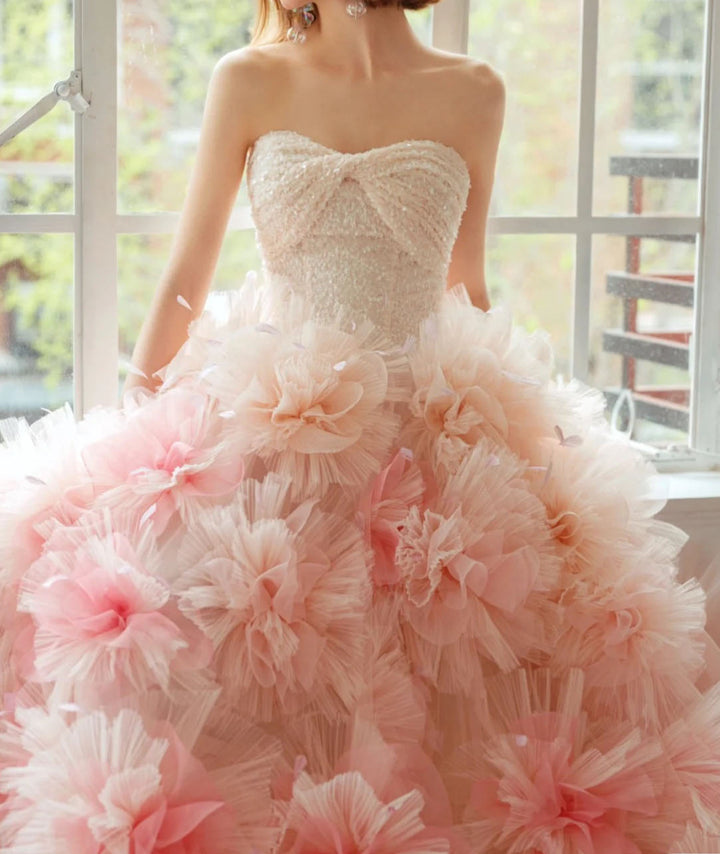 Stilvolle große handgemachte Blumen bunte bauschige Braut Brautkleid schickes Fotoshooting Kleid 
