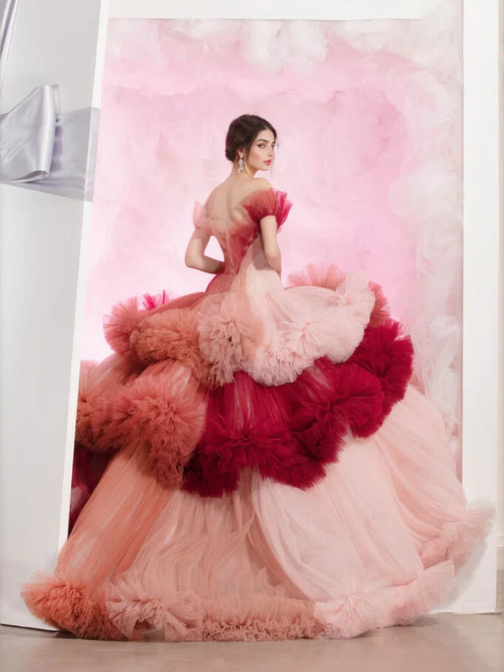 Farbiges Hochzeitskleid, Luxuriöses Kleid, Tüllkleid, großes flauschiges Kleid mit Schleppe 