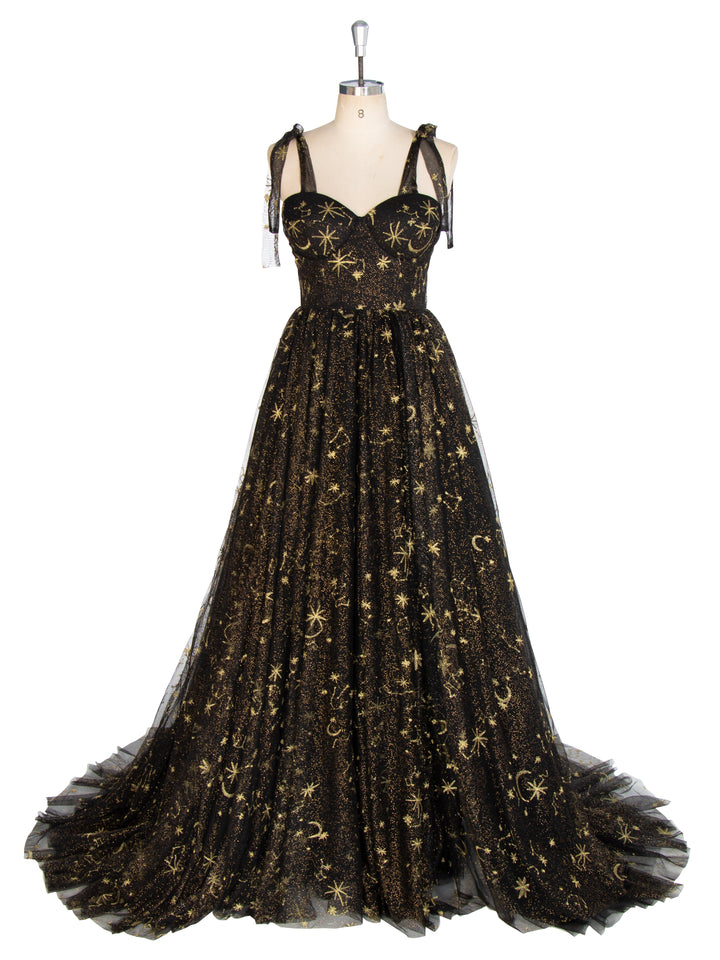 Schwarzes Tüll-Abschlussballkleid mit bestickten goldenen Sternen und hohem Beinschlitz, Partykleid W243137 