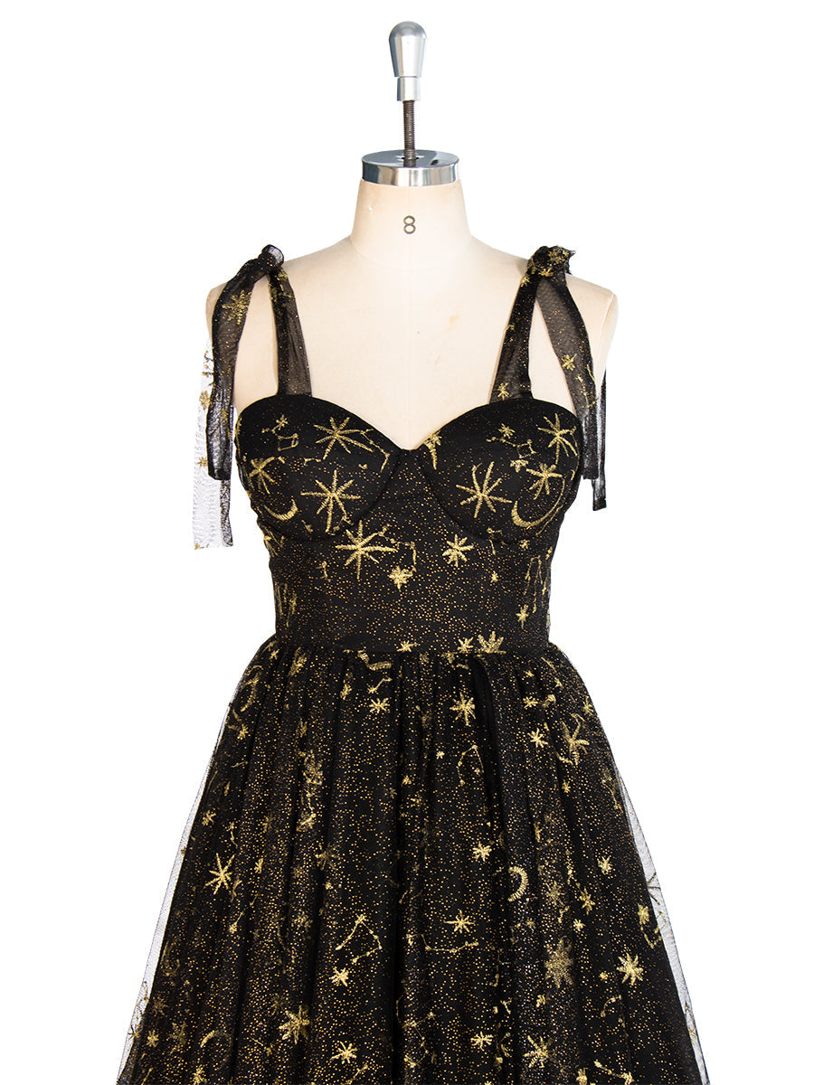 Schwarzes Tüll-Abschlussballkleid mit bestickten goldenen Sternen und hohem Beinschlitz, Partykleid W243137 