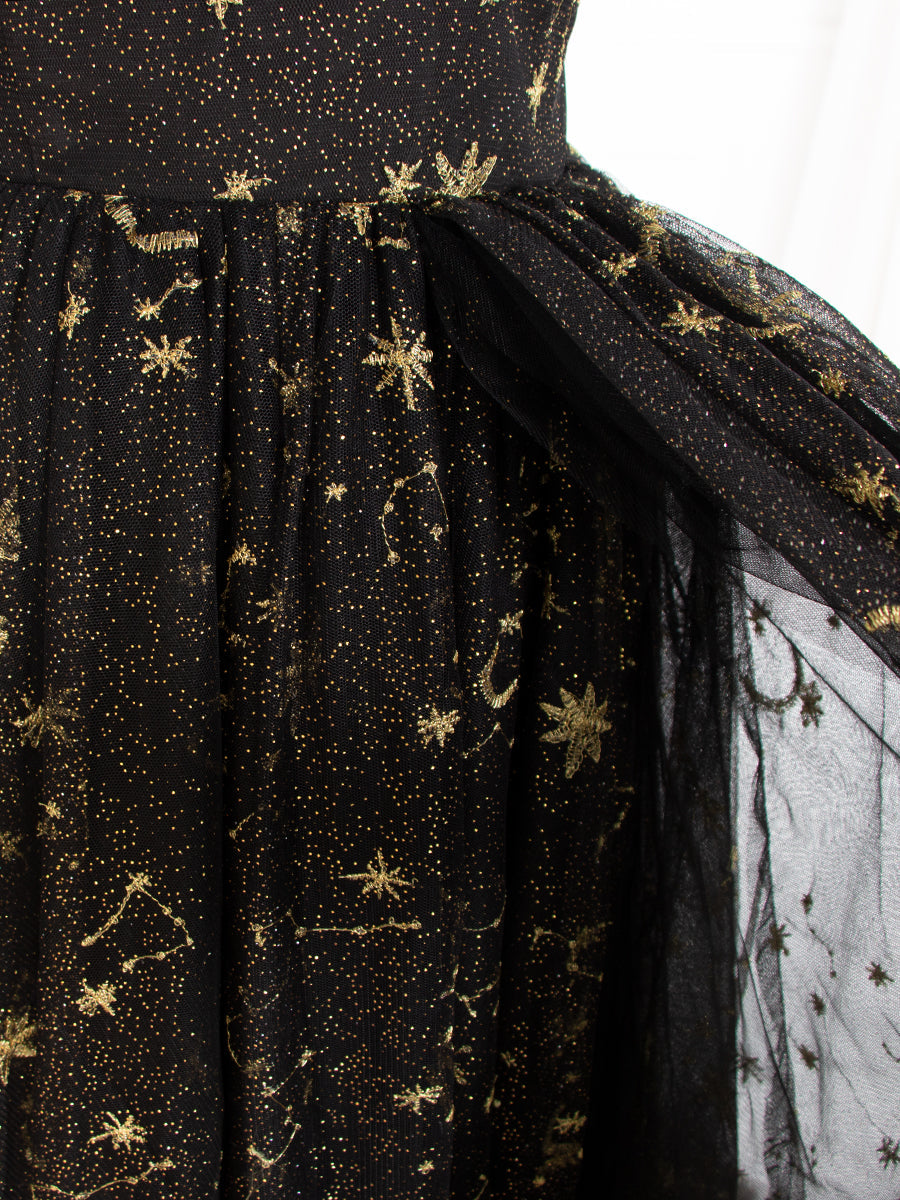 Schwarzes Tüll-Abschlussballkleid mit bestickten goldenen Sternen und hohem Beinschlitz, Partykleid W243137 