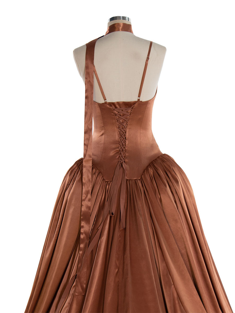 Braunes langes Seidensatinkleid mit gerafftem Rockdetail, Partykleid YW240026 