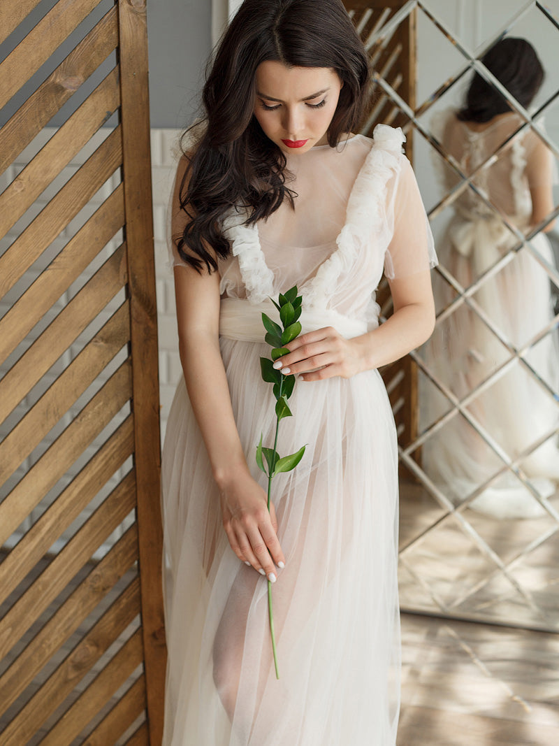 Weißes Umstandskleid mit Rüschen und kurzen Ärmeln, Maxi-Partykleid