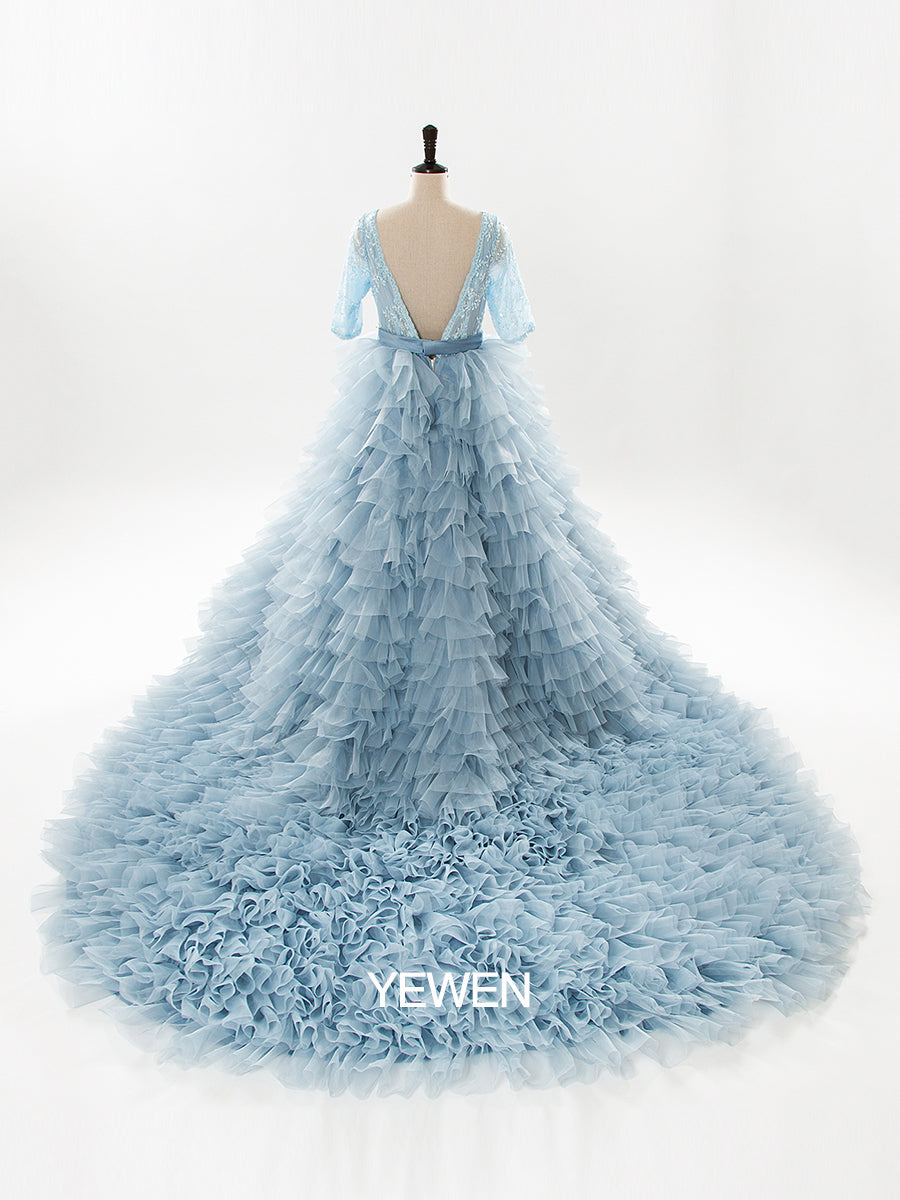 Hellblaues Umstandskleid mit Organza-Rüschen und Spitze und langen Ärmeln für Fotoshooting 