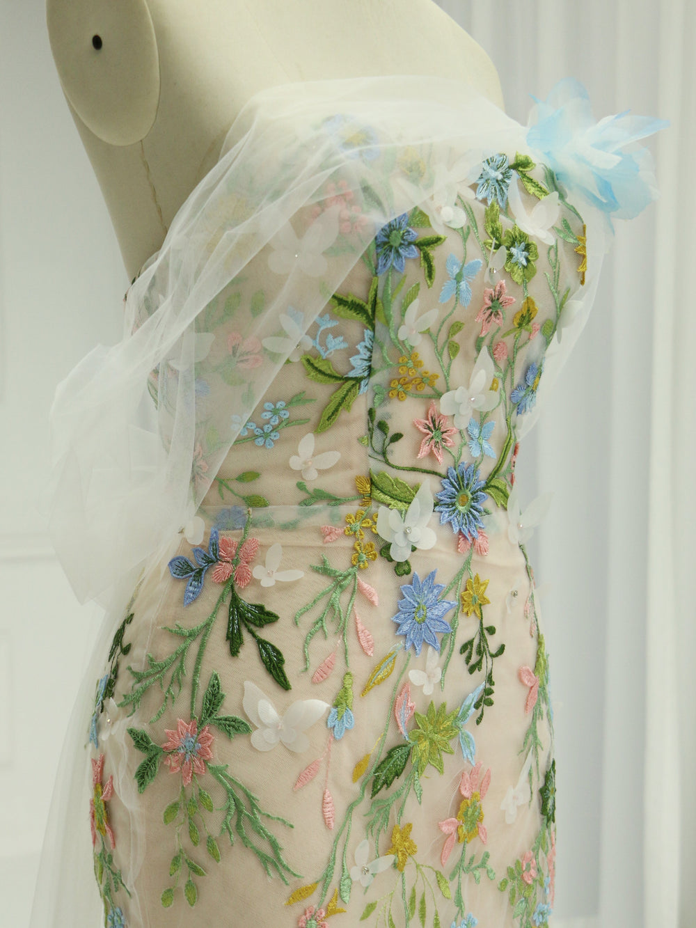 Trumpet/Mermaid Strapless, Tulle Prom Dresses with Embroidery Lace