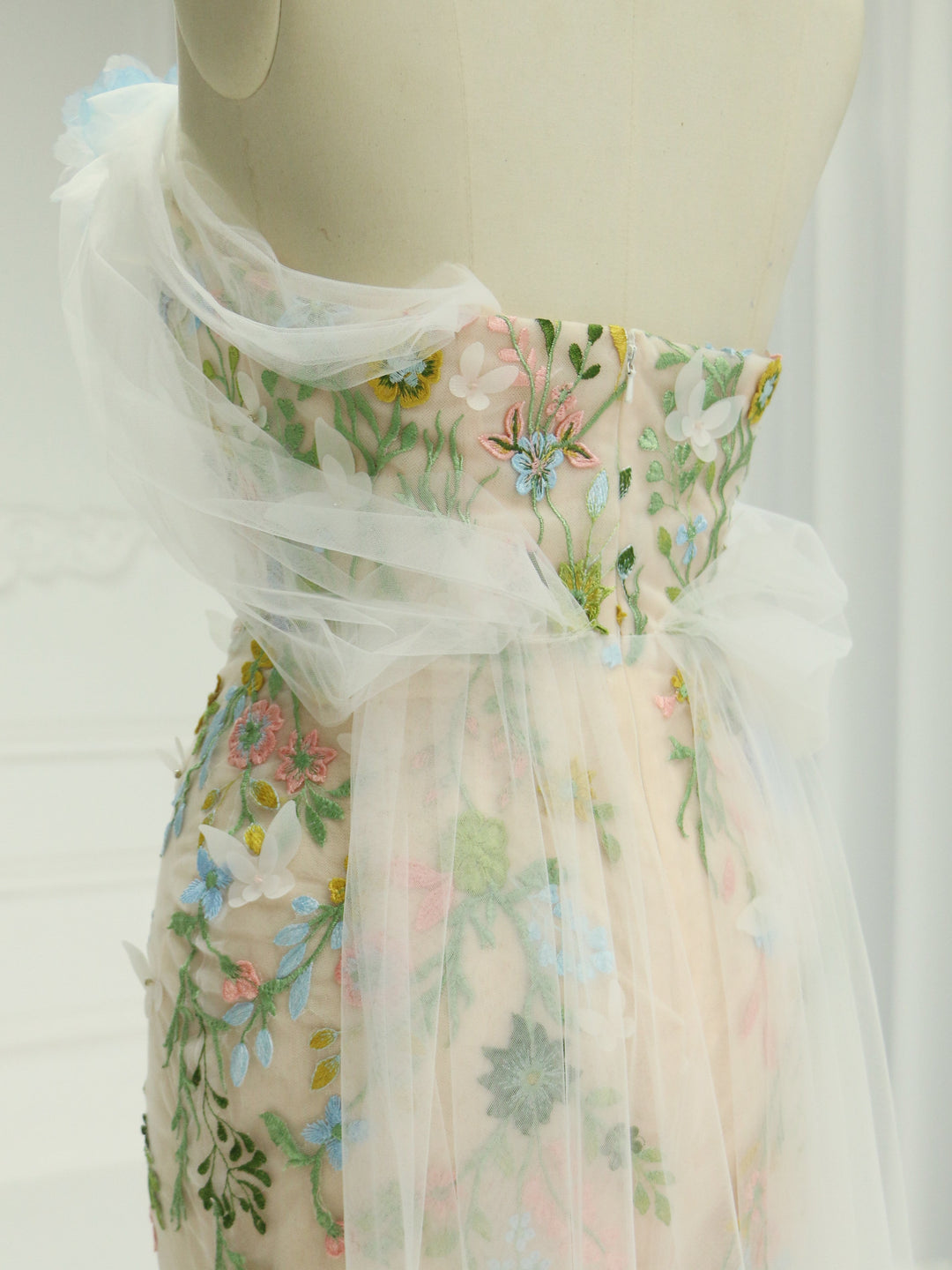 Trumpet/Mermaid Strapless, Tulle Prom Dresses with Embroidery Lace