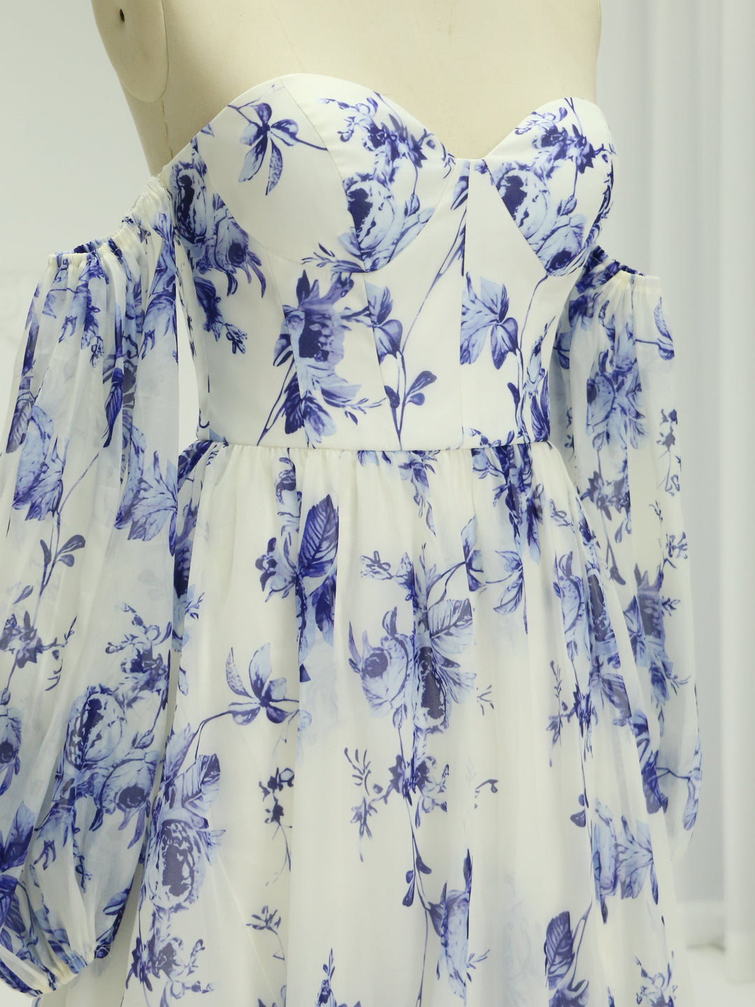 Off-Shoulder-Langarm-Ballkleid mit blauem Aufdruck YE2535 