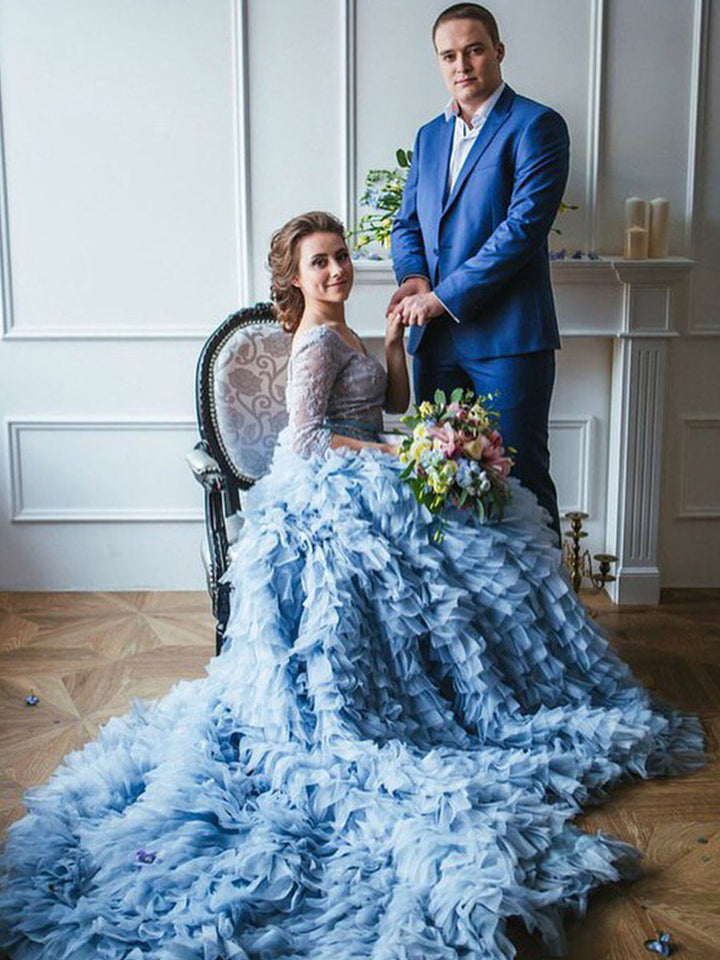 Hellblaues Umstandskleid mit Organza-Rüschen und Spitze und langen Ärmeln für Fotoshooting 