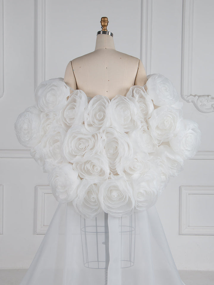 Wunderschöner handgefertigter kurzer Umhang mit 3D-Blumen und abnehmbarer Schleppe, eleganter Hochzeitsüberzug, Brautschal YW250028