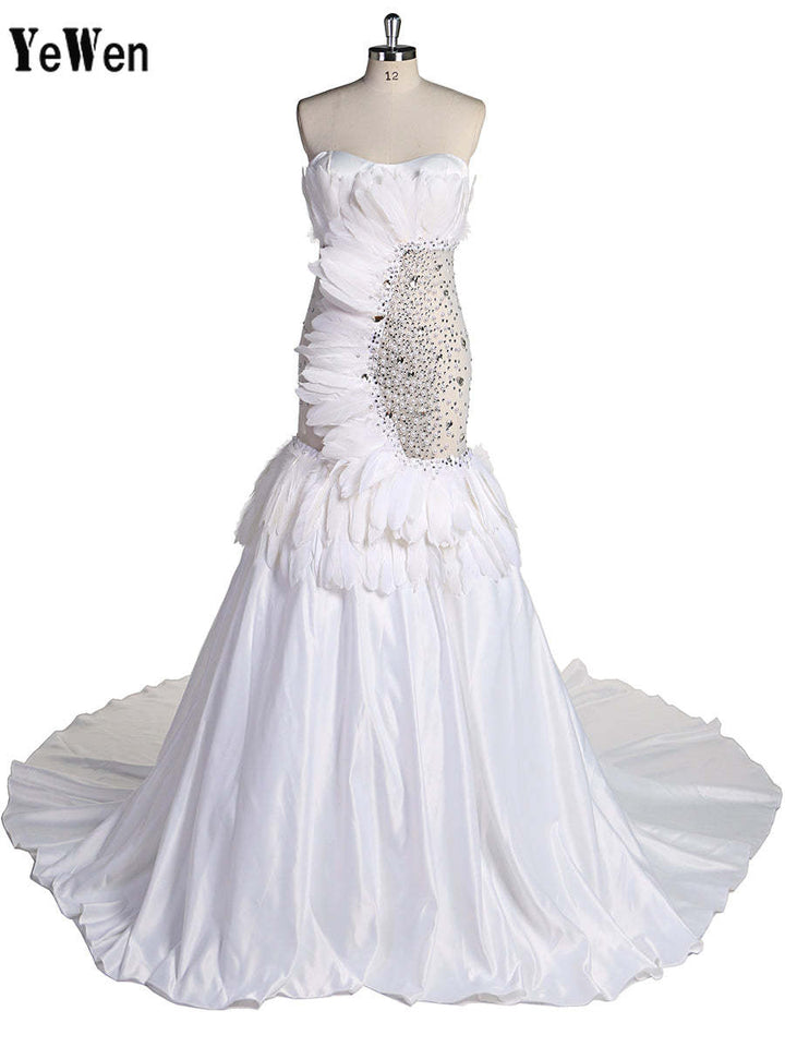 Wunderschönes Meerjungfrau-Brautkleid mit Perlenbesatz, sexy, durchsichtiges, trägerloses Umstandskleid, Fotografie-Kleid mit Federn 