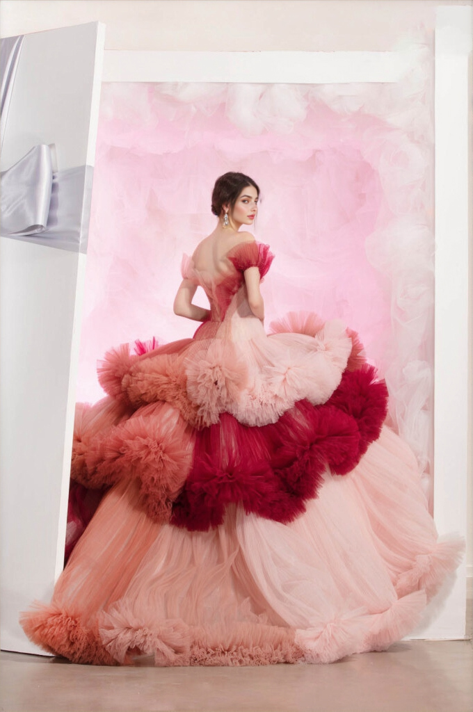 Farbiges Hochzeitskleid, Luxuriöses Kleid, Tüllkleid, großes flauschiges Kleid mit Schleppe 