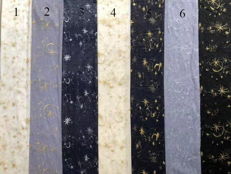 Schwarzes Tüll-Abschlussballkleid mit bestickten goldenen Sternen und hohem Beinschlitz, Partykleid W243137 